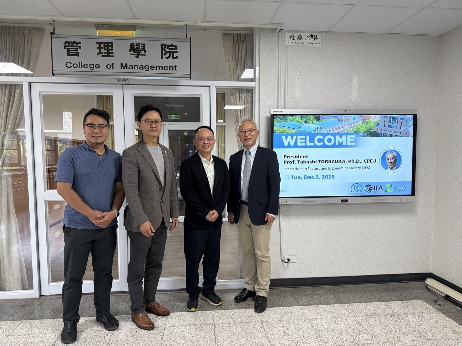 照片左起 工管系王釗鴻助理教授、資管系蘇國瑋教授、管院院長楊景傅教授、日本大學鳥居塚崇教授