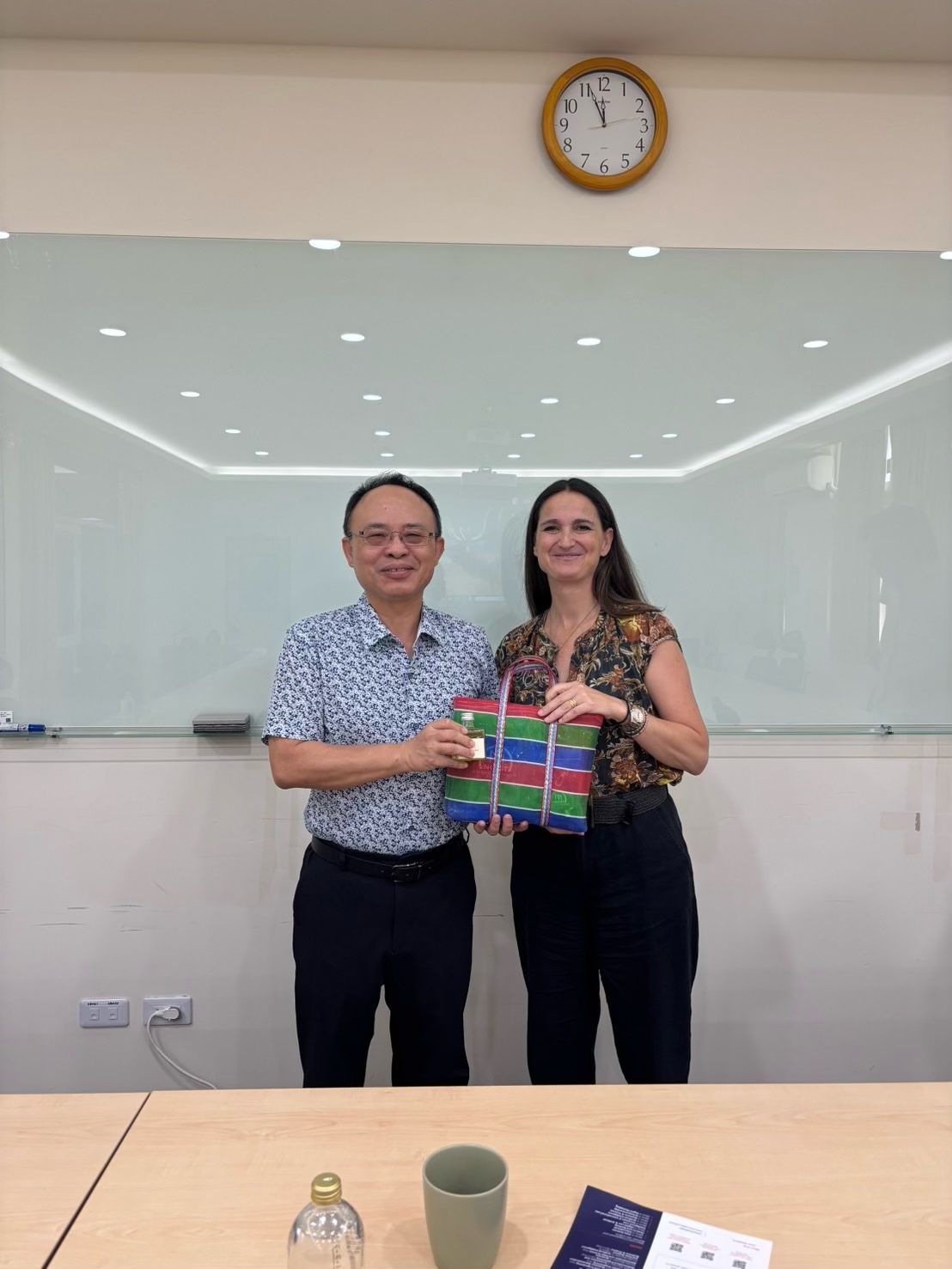 管理學院與 CUNEF Universidad 代表互贈紀念品