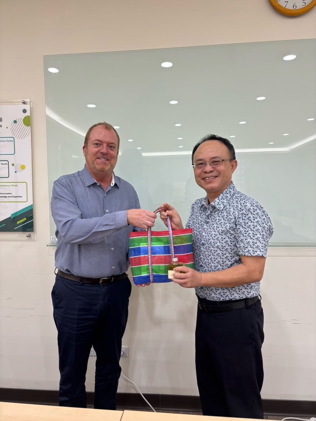 管理學院與 CUNEF Universidad 代表互贈紀念品
