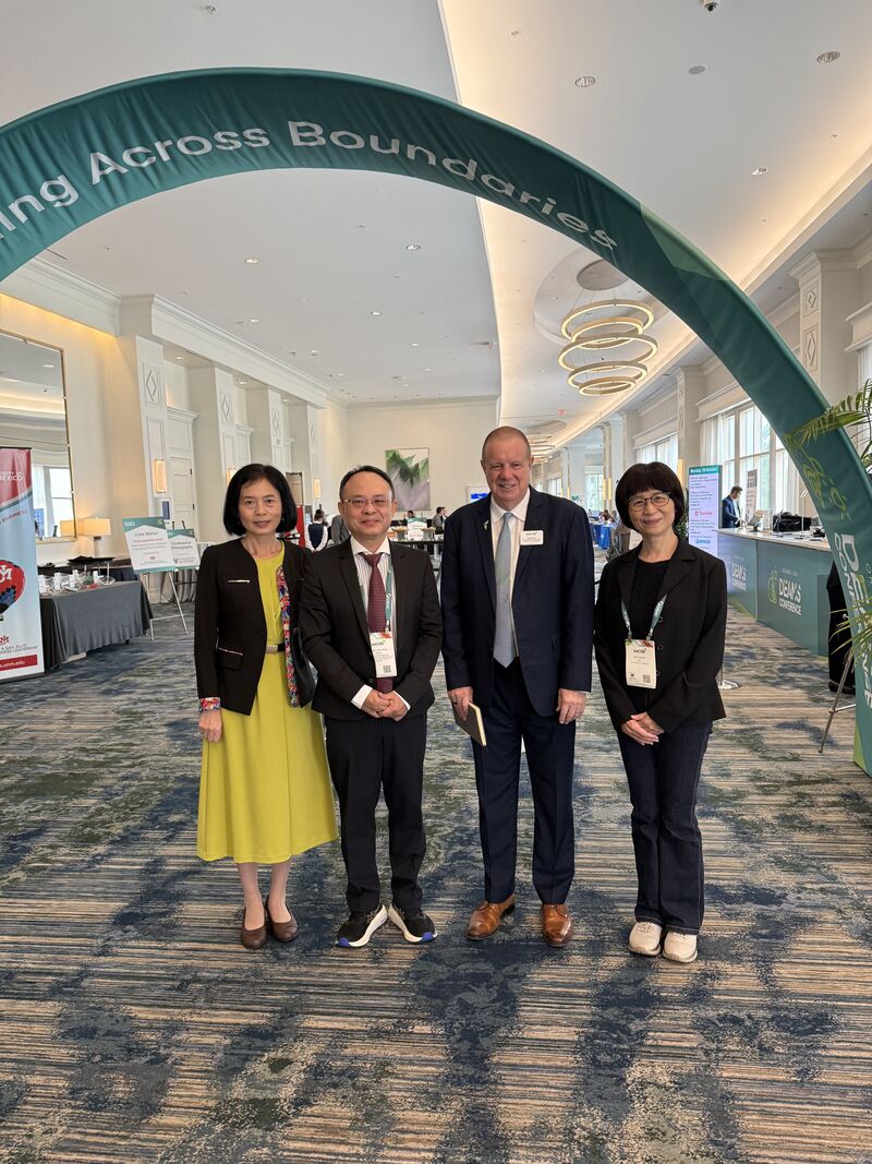 與 AACSB 執行副總裁 Geoff Perry合照