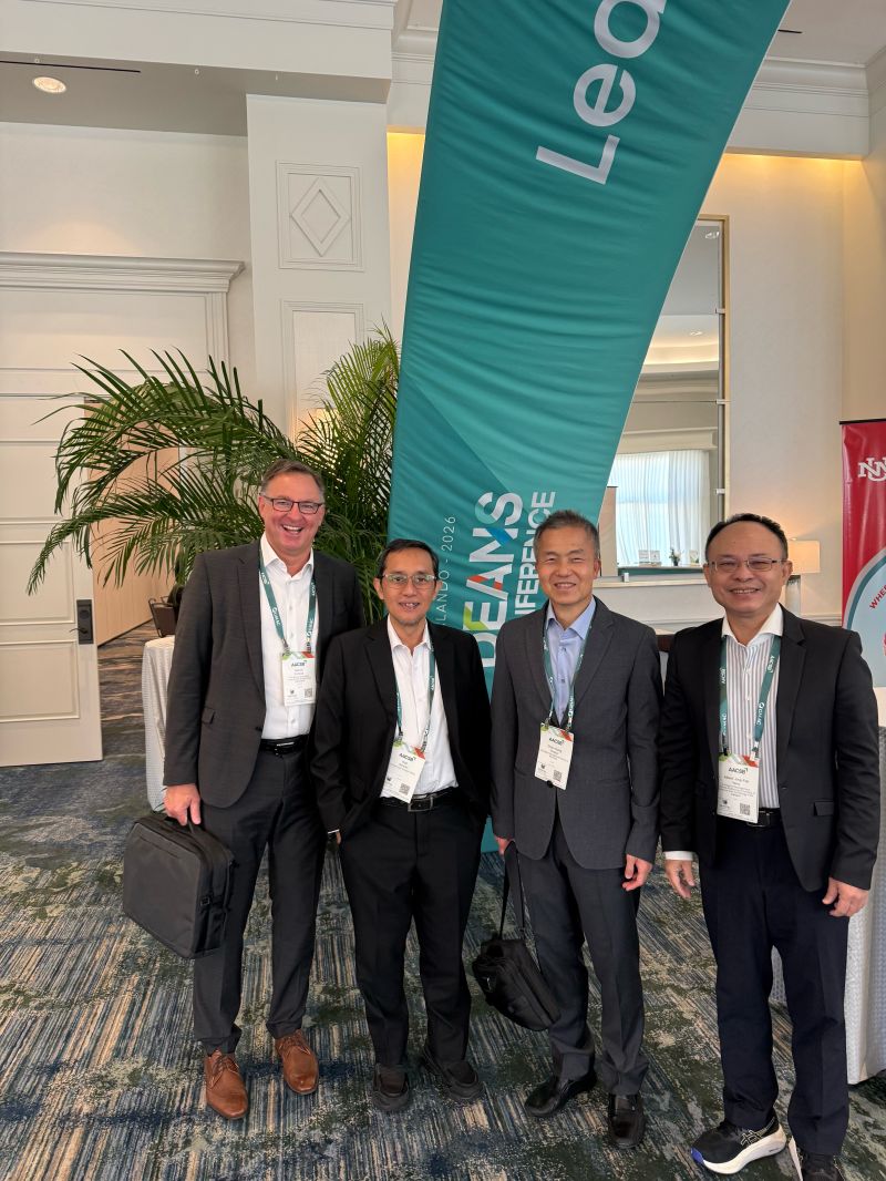 (左起)THI Business School 院長 Prof. Dr. Bernd Scheed、UGM經濟與商學院前院長 Prof. Dr. Didi Achjari、SolBridge International School of Business副院長Chia-Hsing Huang、高科大管院楊院長